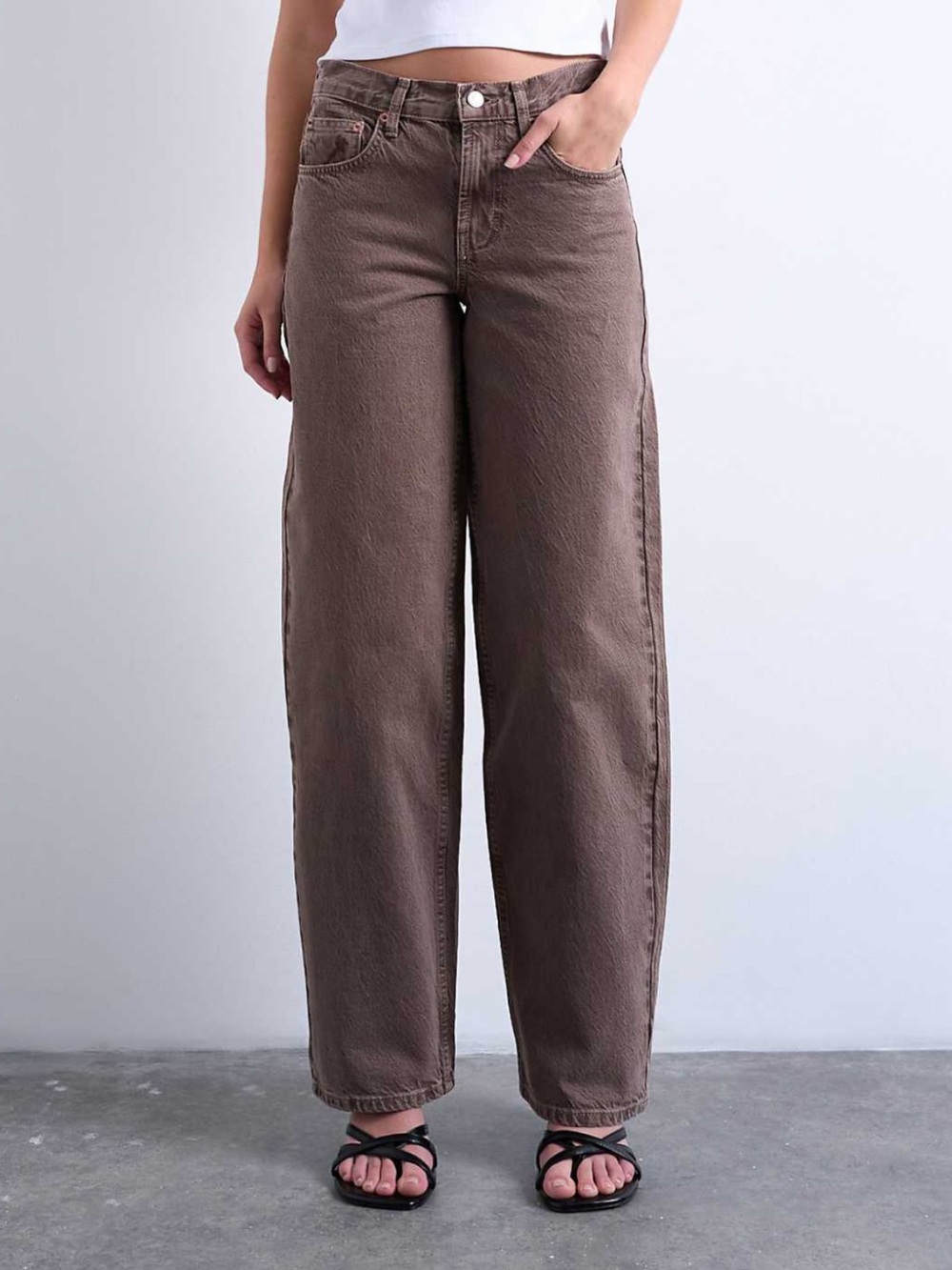 Topshop Cinch low rise relaxed jeans in color otter, size W30 L30